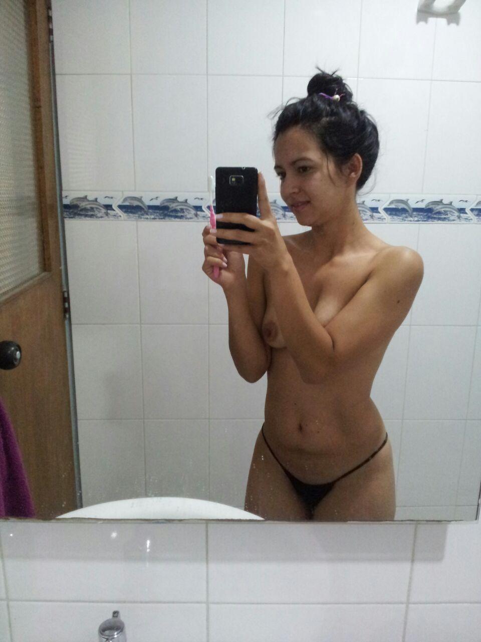 Betty Kstro se desnuda en el baño del trabajo 2 | Xpaja